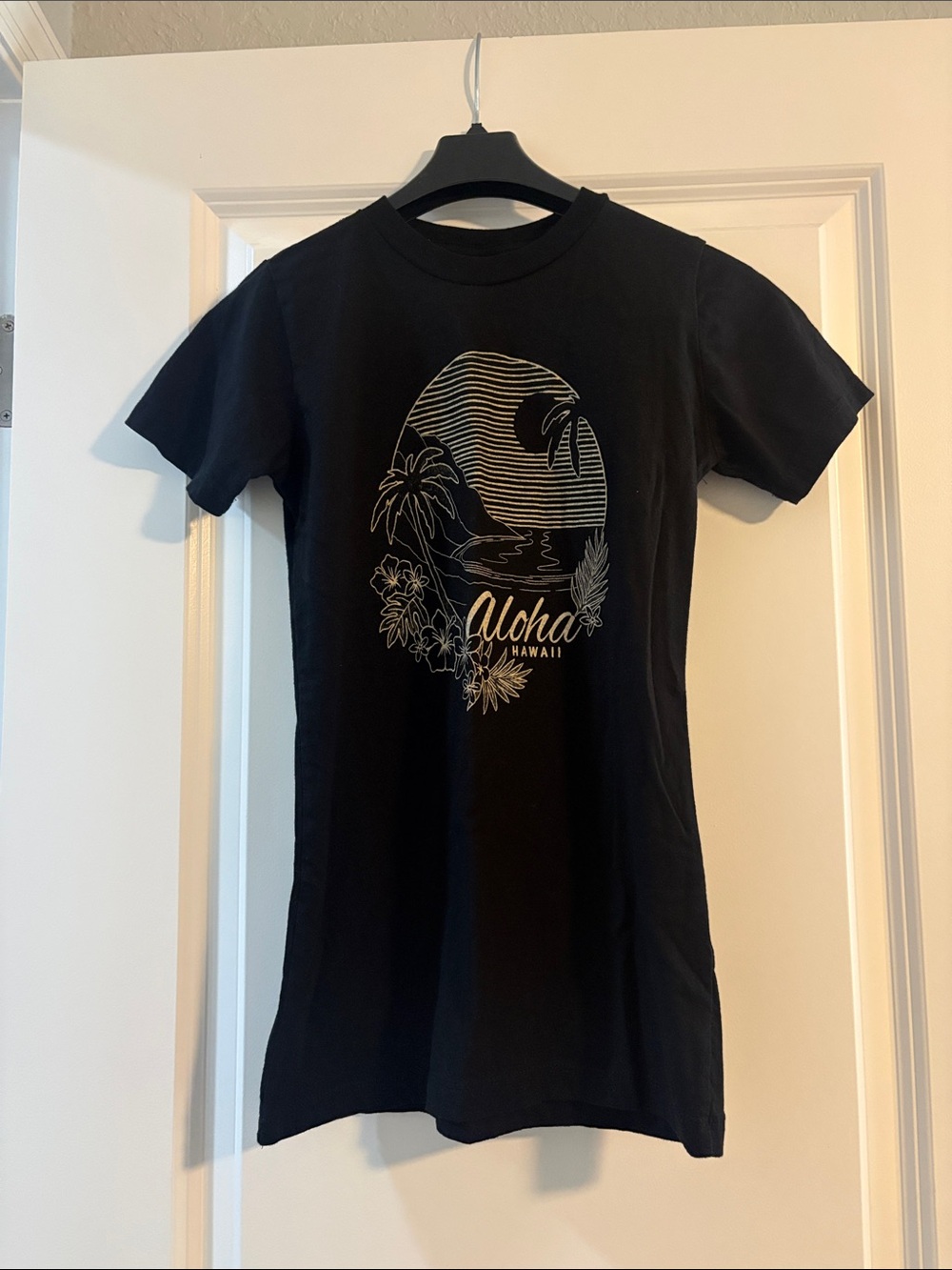 Black aloha Hawaii tshirt women’s size S (fits more like XS)